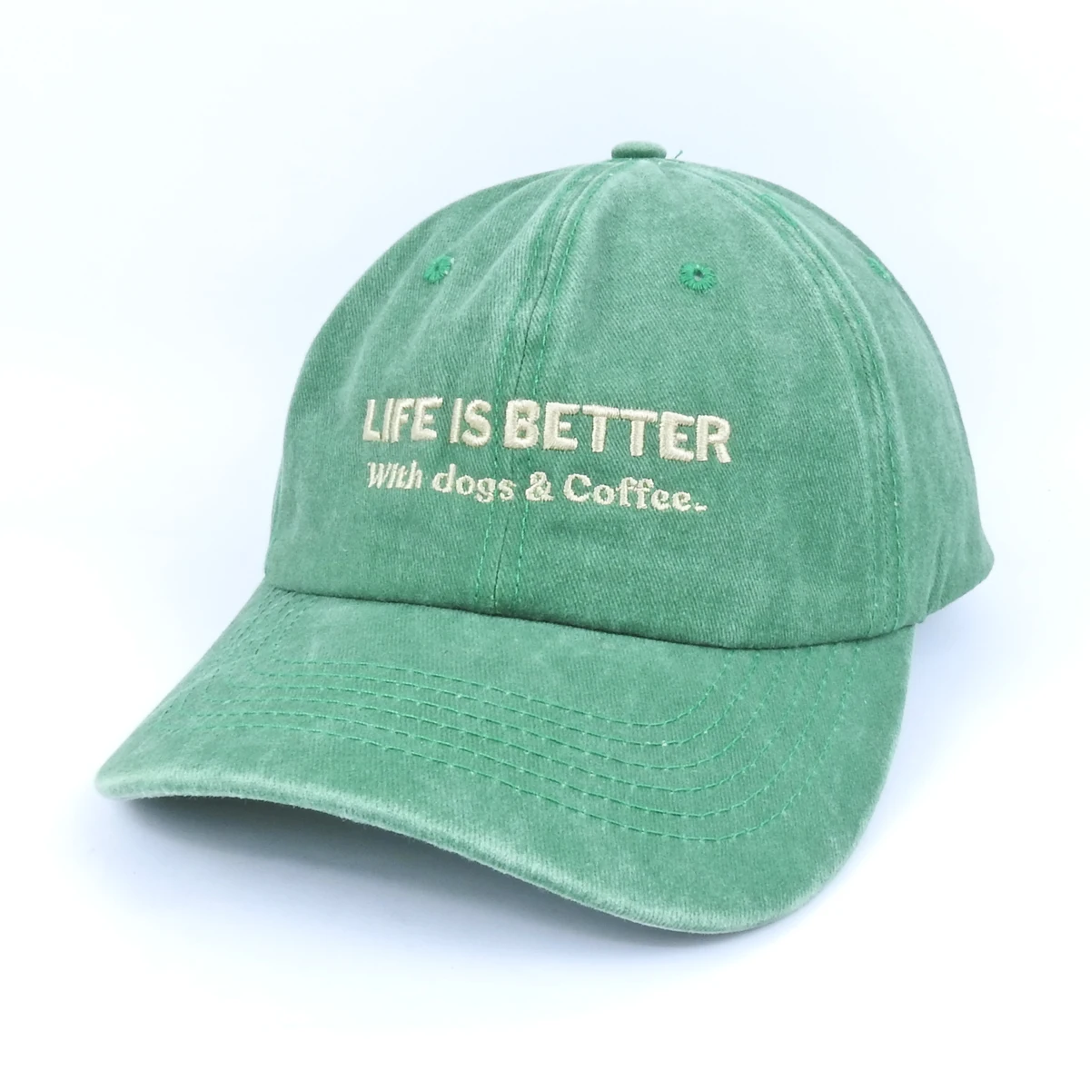 gorra-bordada-life-is-better-verde-dorado-1 Gorra Bordada "Life is Better with Dogs & Coffee" Ajustable - Imagen 1